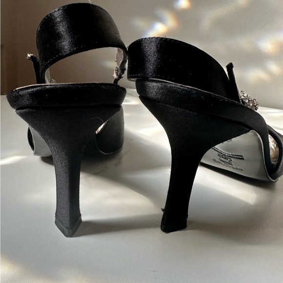VERA WANG Black Satin Slingback Pumps with Rhinestone Broach Accent Size 7 - Picture 3 of 6